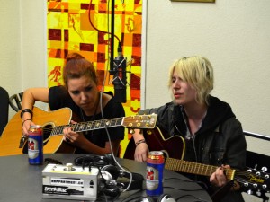 Sara und Sophie von "Velvet Two Stripes" im Radieschen auf Radio RaBe