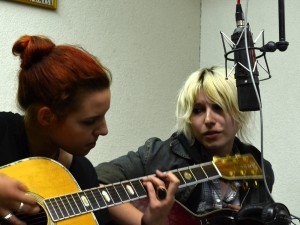 Sara und Sophie von "Velvet Two Stripes" im Radieschen auf Radio RaBe